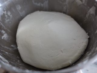 3、蛋黄肉松青团（麦青粉版）,加入300g糯米粉，45g白砂糖，凉水250g用刮刀搅拌均匀，成团。