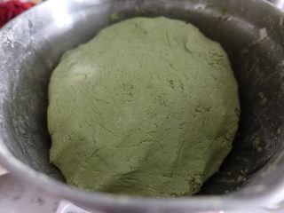 4、蛋黄肉松青团（麦青粉版）,麦青粉、抹茶粉加50g水搅拌均匀之后和刚才的面团揉在一起，颜色混合均匀即可。