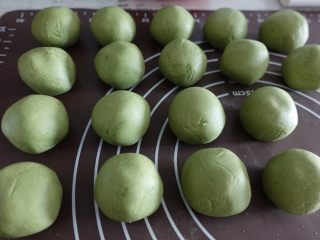 5、蛋黄肉松青团（麦青粉版）,分成50g一个的小团备用。