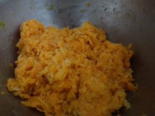 6、蛋黄肉松青团（麦青粉版）,咸蛋黄不拆袋子压散，然后打开袋子把蛋黄倒进可微波的碗里（碗稍大一些，因为会出油）微波炉加热2分半钟，然后和黄油、肉松拌匀。