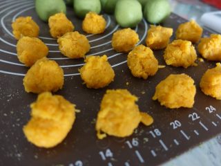7、蛋黄肉松青团（麦青粉版）,分成13-14g左右一个。（喜欢馅儿料多可以翻倍做哦！我家比较喜欢这个量）