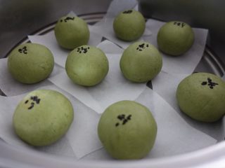 11、蛋黄肉松青团（麦青粉版）,大火蒸15分钟即可出炉。