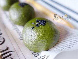 12、蛋黄肉松青团（麦青粉版）,出炉放凉后刷少许花生油或者芝麻油防干。