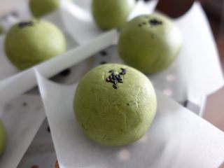 10、蛋黄肉松青团（麦青粉版）,放少许熟芝麻按在青团上装饰用。