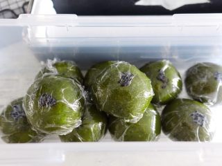 13、蛋黄肉松青团（麦青粉版）,用保鲜膜包起来常温储存，最好2-3天内吃完。（千万不要放冰箱！会变硬口感不好！）