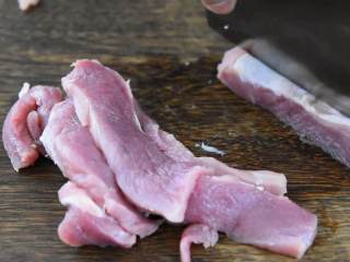 1、酸甜开胃、肉汁香浓，这么吃都不腻的番茄肉酱通心粉,肉切块。