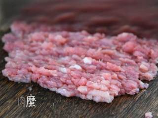 2、酸甜开胃、肉汁香浓，这么吃都不腻的番茄肉酱通心粉,剁成肉糜后装碗。