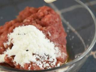 3、酸甜开胃、肉汁香浓，这么吃都不腻的番茄肉酱通心粉,加入料酒、淀粉、盐，搅拌均匀。