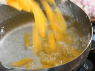 4、酸甜开胃、肉汁香浓，这么吃都不腻的番茄肉酱通心粉,倒入通心粉，加些橄榄油，大火煮10分钟。