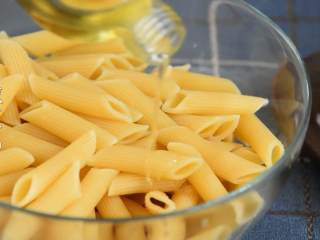 5、酸甜开胃、肉汁香浓，这么吃都不腻的番茄肉酱通心粉,通心粉捞出后再淋入橄榄油，拌匀。