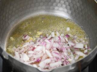 6、酸甜开胃、肉汁香浓，这么吃都不腻的番茄肉酱通心粉,蒜末、洋葱碎爆香。