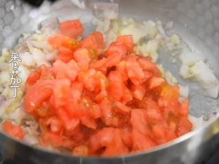 7、酸甜开胃、肉汁香浓，这么吃都不腻的番茄肉酱通心粉,倒入番茄丁，翻炒至番茄出沙。