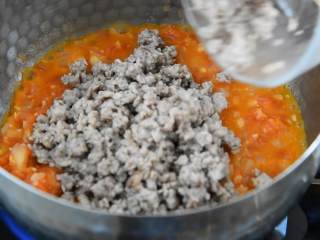 8、酸甜开胃、肉汁香浓，这么吃都不腻的番茄肉酱通心粉,再倒入肉糜，炒匀。