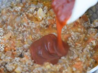 9、酸甜开胃、肉汁香浓，这么吃都不腻的番茄肉酱通心粉,加入番茄酱，炒匀。