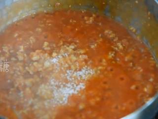 10、酸甜开胃、肉汁香浓，这么吃都不腻的番茄肉酱通心粉,撒入盐、糖，继续炒匀。