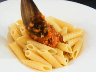 11、酸甜开胃、肉汁香浓，这么吃都不腻的番茄肉酱通心粉,浇在通心粉上。