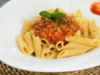 12、酸甜开胃、肉汁香浓，这么吃都不腻的番茄肉酱通心粉,撒些乳酪粉和罗勒叶，大功告成。