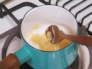 2、芝滋味浓滴【培根蘑菇白酱意面】,放入面粉，混合均匀，小火炒香约半分钟