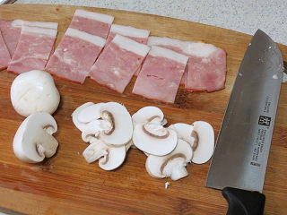 7、芝滋味浓滴【培根蘑菇白酱意面】,培根改刀切小片，蘑菇切片备用