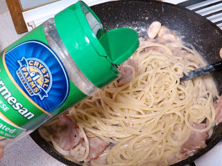 14、芝滋味浓滴【培根蘑菇白酱意面】,倒入帕玛森芝士粉，利用余温翻拌均匀