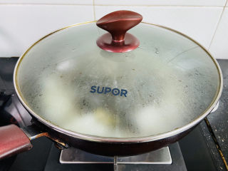 12、海带冬瓜汤,大火烧开转中火煮八分钟即可关火