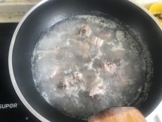 5、冬瓜薏米汤,把血末煮出来捞出