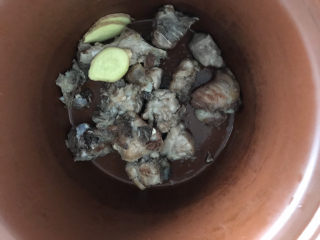 9、冬瓜薏米汤,盛入沙锅，加入姜片