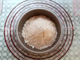 2、全麦饼干,低筋面粉，全麦粉混合均匀