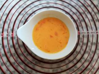 3、全麦饼干,鸡蛋去壳后打散备用