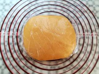 10、全麦饼干,面团用保鲜袋包上放冰箱冷藏半小时