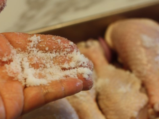 4、【蒜香番茄烤鸡腿】,往鸡腿表面上撒盐,鸡腿表皮都抹上盐