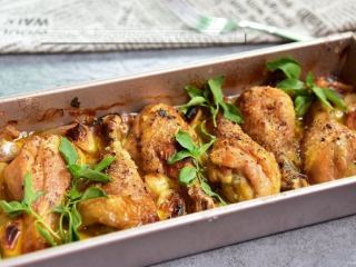 8、【蒜香番茄烤鸡腿】,烘烤好后把烤干的罗勒拿走,可以加撒些新鲜的罗勒再上桌