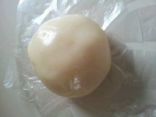 4、素冰皮,面团放凉待用可以冷藏一个小时。