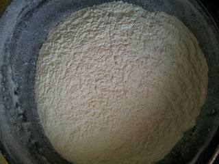 5、素冰皮,小火炒糯米粉颜色变黄就可以了。