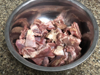 1、红烧羊排,羊排一斤，切块，清洗备用