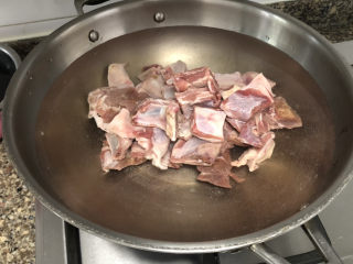 2、红烧羊排,羊排冷水下锅，加几片姜片