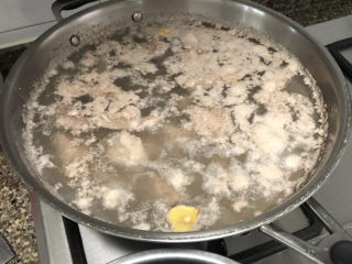 3、红烧羊排,中火煮开，煮三分钟，煮出血末