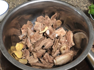 4、红烧羊排,捞出羊排，温水洗去血末，沥水备用