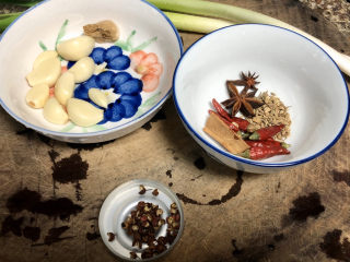 5、红烧羊排,准备调料：蒜半头剥皮，姜一小块搓洗干净切姜片，香料：八角两个，桂皮一节，干辣椒五六个，茴香一茶匙，花椒少许