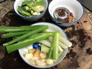 6、红烧羊排,大葱清洗葱白葱绿切段，蒜苗两根清洗后切段