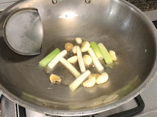 8、红烧羊排,开始烹饪：热锅冷油，加入蒜头葱白姜片小火煸香