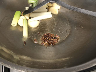 9、红烧羊排,加入花椒，小火煸香后沥油盛出