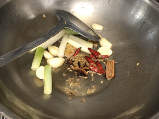 10、红烧羊排,加入八角桂皮干辣椒茴香，小火煸香