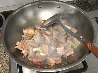 11、红烧羊排,转中火，下羊排，翻炒一分钟