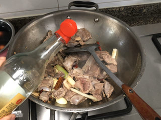 12、红烧羊排,淋一茶匙料酒，翻炒去腥