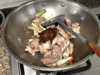 13、红烧羊排,加入两汤匙黄豆酱，翻炒均匀，