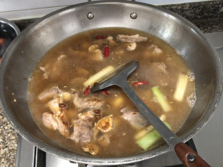 14、红烧羊排,加入适量热水，至少要没过羊排