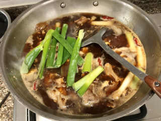 18、红烧羊排,葱绿