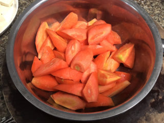 21、红烧羊排,胡萝卜切滚刀块