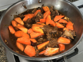 22、红烧羊排,炖煮一小时后加入胡萝卜块煮开后，小火炖煮20分钟